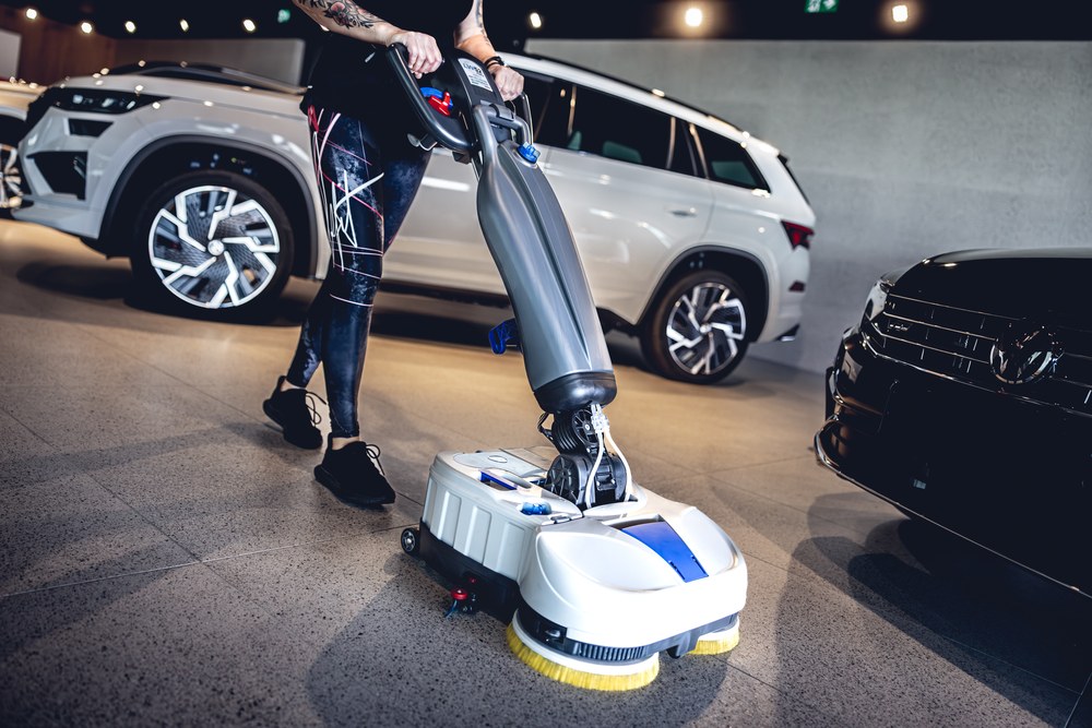 uklid-autosalonu-obsluha-v-showroomu